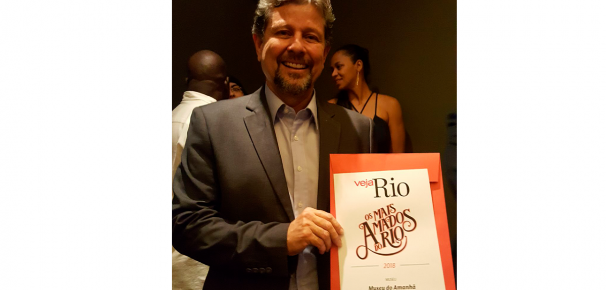 Ricardo Piquet, presidente do Museu do Amanhã recebe em mãos o Prêmio Veja Rio